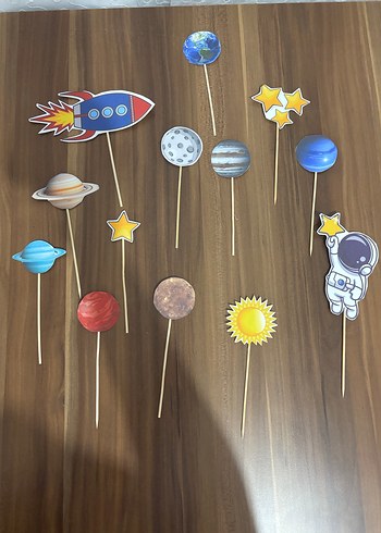 Uzay Temalı Karakter ve Gezegen Figürleri - Görsel 5