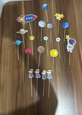 Uzay Temalı Karakter ve Gezegen Figürleri - Görsel 3