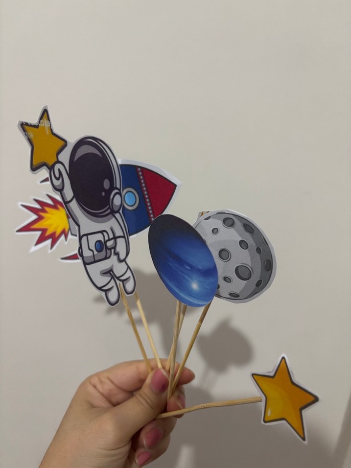 Uzay Temalı Karakter ve Gezegen Figürleri - Görsel 2