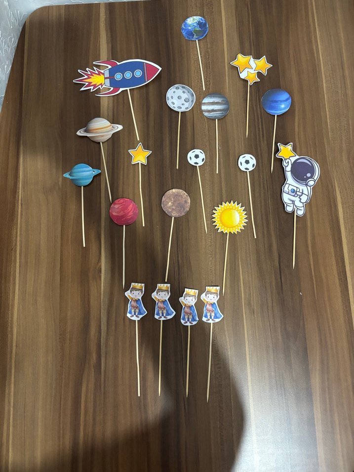 Uzay Temalı Karakter ve Gezegen Figürleri - Görsel 3