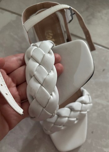 Beyaz Örgülü Tokalı Kadın topuklu ayakkabı - Görsel 3