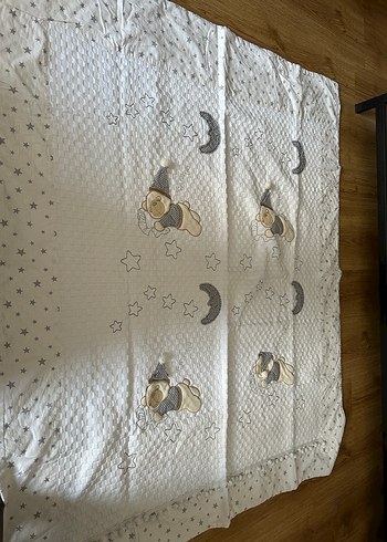 Gri Nakışlı Beyaz Bebek pikesi ve Yıldız Desenli Çarşaf yastık - Görsel 2