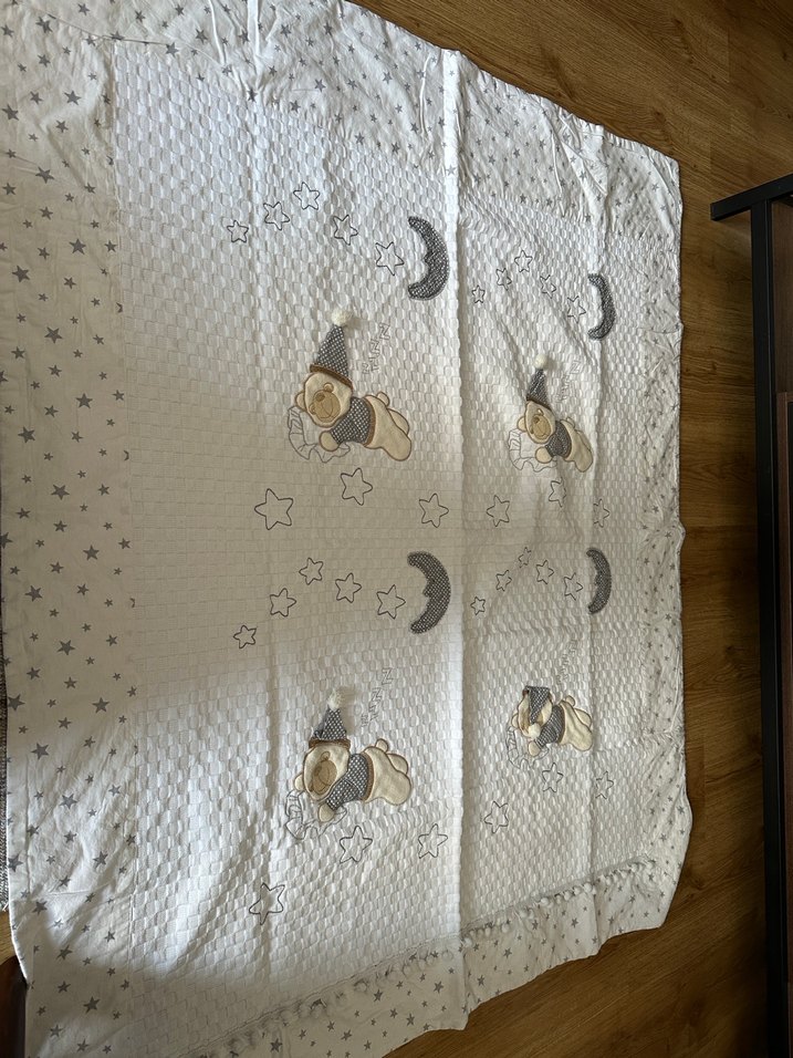 Gri Nakışlı Beyaz Bebek pikesi ve Yıldız Desenli Çarşaf yastık - Görsel 2