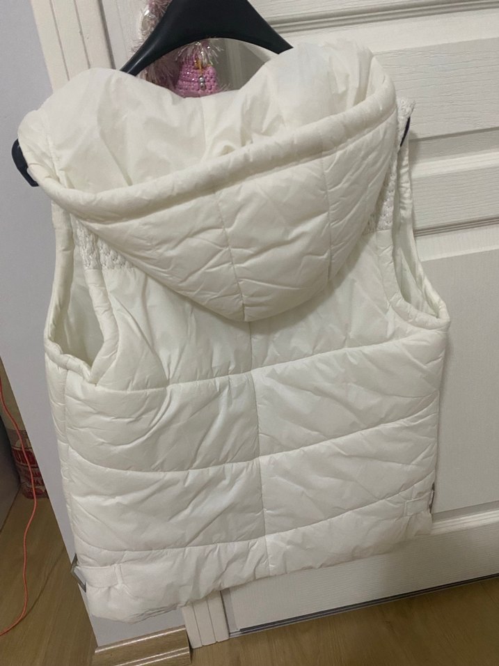 Beyaz Kapüşonlu Düğmeli Kadın Yelek - Görsel 2