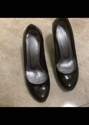 Kadın Siyah Parlak Rugan Topuklu Ayakkabı - Görsel 2