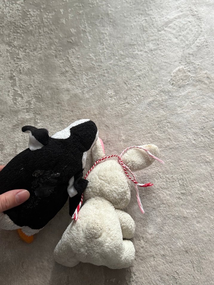 Beyaz ve gri peluş oyuncak tavşan ve penguen - Görsel 2