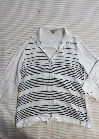Mavi Marka V Yakalı Beyaz Gri Çizgili Pamuk Gömlek - Görsel 3