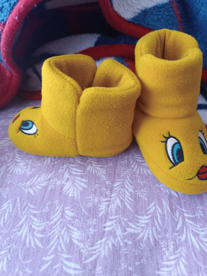 Sarı renktedir. Polyester kumaş. Kışlık. ev botu sıcak tutar - Görsel 2