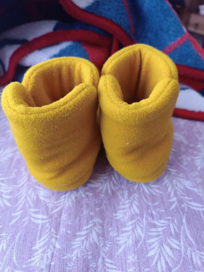 Sarı renktedir. Polyester kumaş. Kışlık. ev botu sıcak tutar - Görsel 4