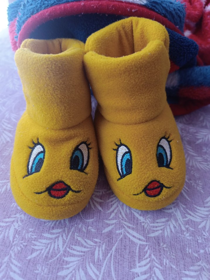 Sarı renktedir. Polyester kumaş. Kışlık. ev botu sıcak tutar - Görsel 3