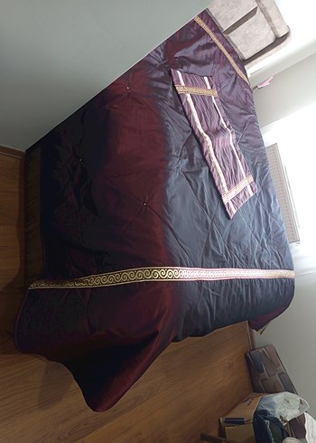 Bordo İşlemeli Parlak Yatak Örtüsü - Görsel 4