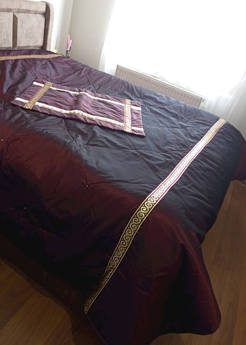 Bordo İşlemeli Parlak Yatak Örtüsü - Görsel 3