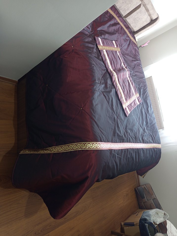 Bordo İşlemeli Parlak Yatak Örtüsü - Görsel 4