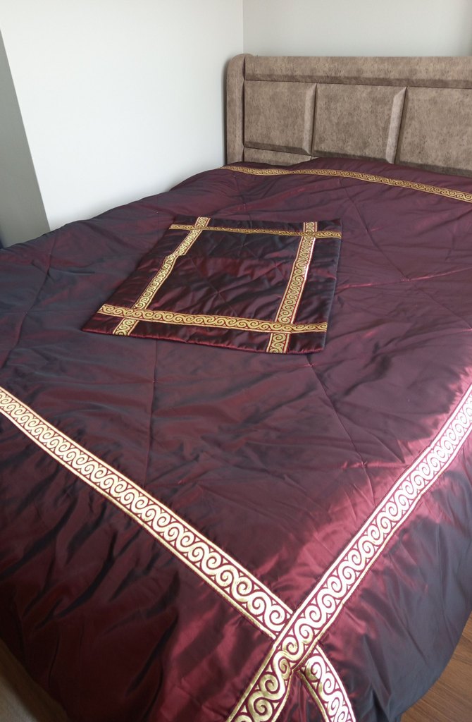 Bordo İşlemeli Parlak Yatak Örtüsü - Görsel 2