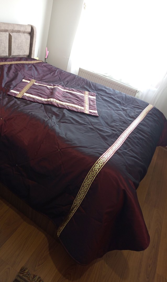 Bordo İşlemeli Parlak Yatak Örtüsü - Görsel 3
