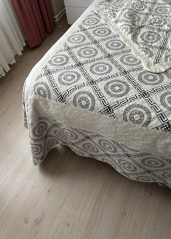 Nakışlı Beyaz  Yatak Örtüsü 200X220 - Görsel 2