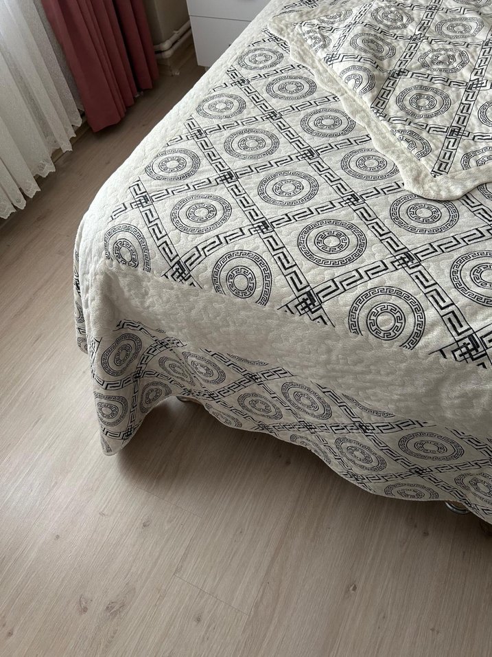 Nakışlı Beyaz  Yatak Örtüsü 200X220 - Görsel 2