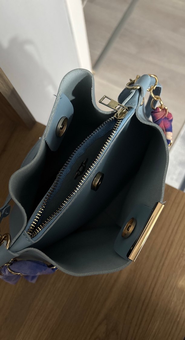 Zincir Detaylı Mavi Kadın Çanta - Görsel 4