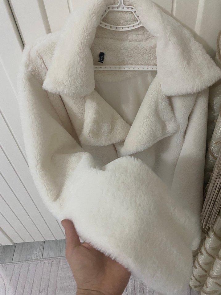 Beyaz Uzun Kollu Suni Kürk Mont - Görsel 3