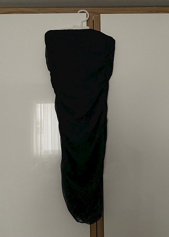 Büzgülü dışı tül detaylı straplez siyah elbise - Görsel 2