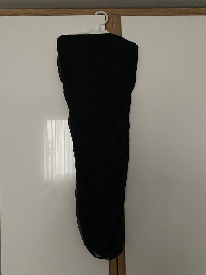 Büzgülü dışı tül detaylı straplez siyah elbise - Görsel 2