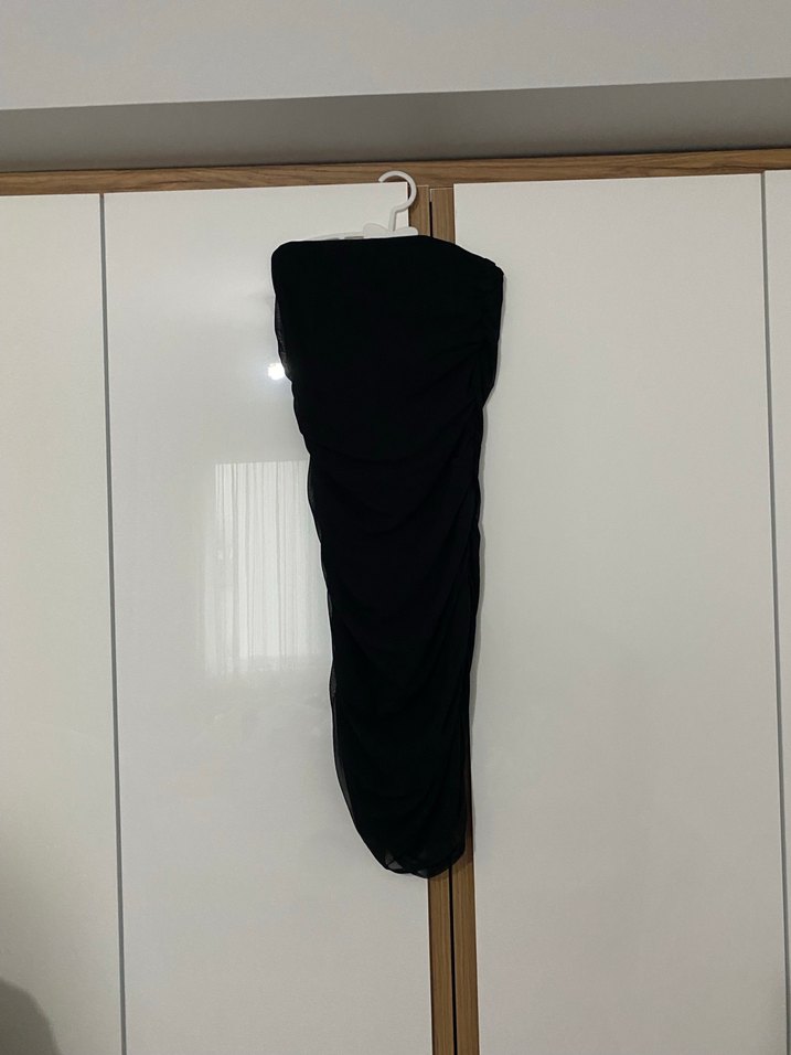 Büzgülü dışı tül detaylı straplez siyah elbise - Görsel 3