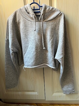 Gri kopüşonlu sweatshirt