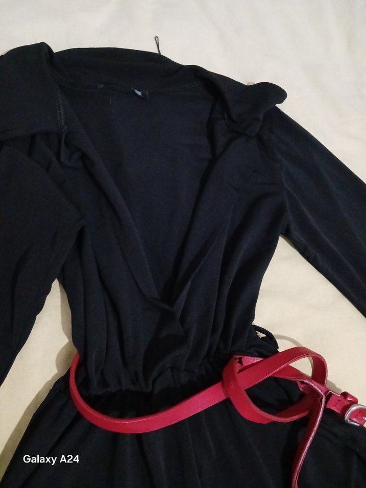 dekolteli ince kumaştan mini elbise - Görsel 3