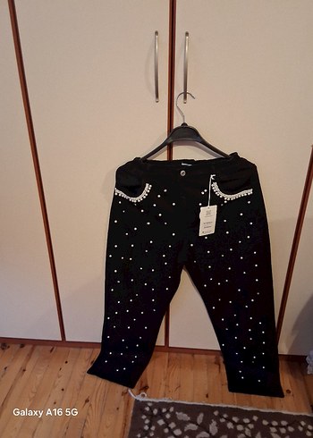 Boncuk İşlemeli Siyah Rahat Kesim Kadın Kot - Görsel 4