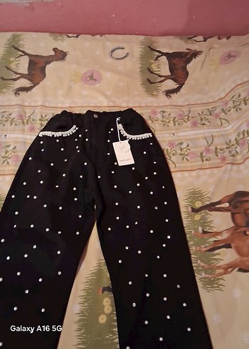 Boncuk İşlemeli Siyah Rahat Kesim Kadın Kot - Görsel 2