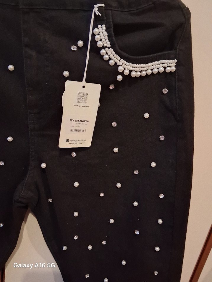 Boncuk İşlemeli Siyah Rahat Kesim Kadın Kot - Görsel 3