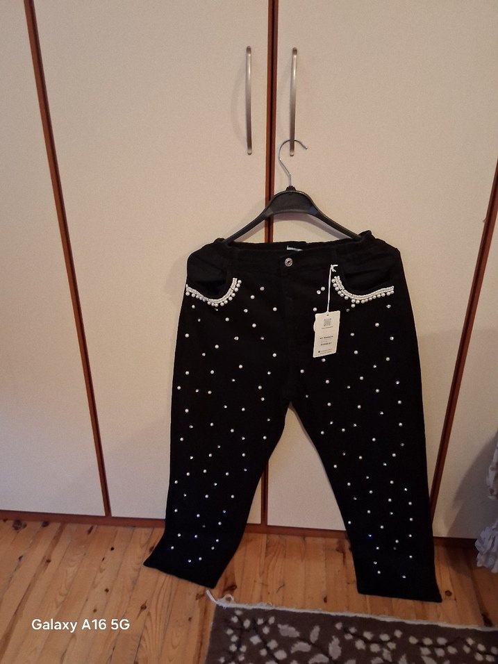 Boncuk İşlemeli Siyah Rahat Kesim Kadın Kot - Görsel 4