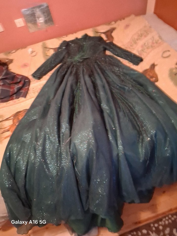 Uzun Kollu Siyah Nakışlı Kadın Abiye Elbise - Görsel 3