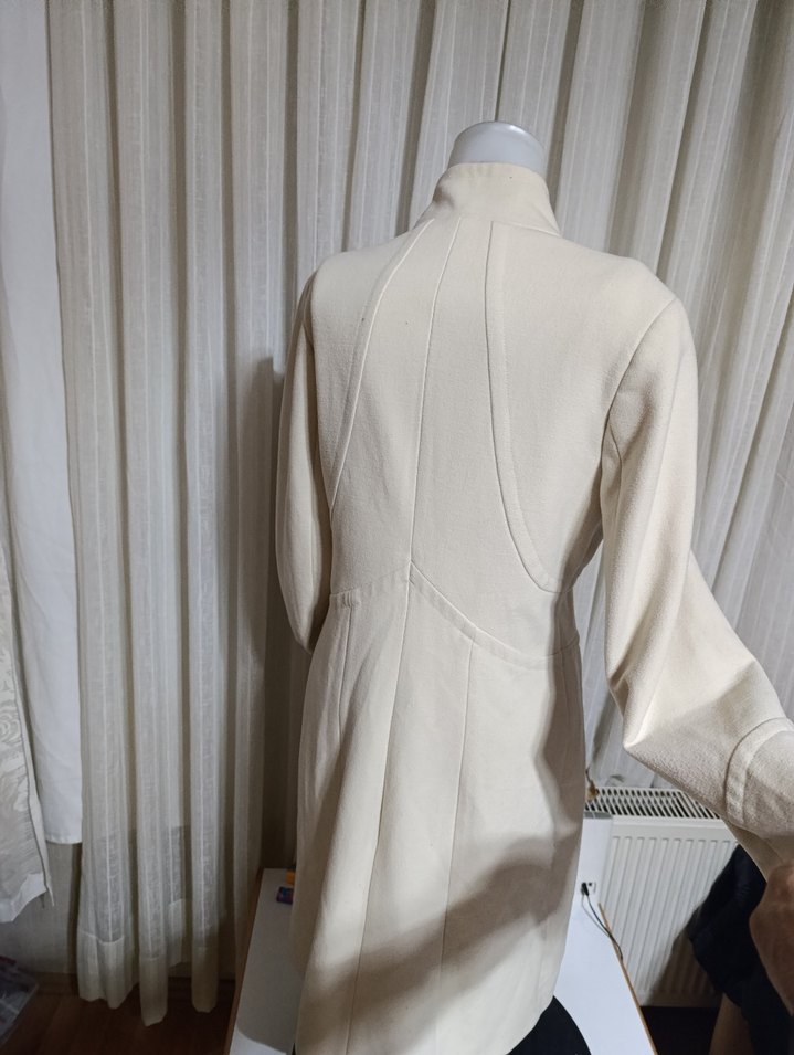 Beyaz Midi Düğmeli Günlük Kaban - Görsel 3