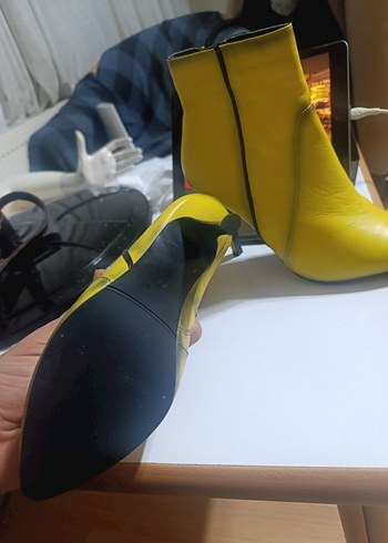 Sarı Rugan Stiletto Topuklu Kadın Deri Bot - Görsel 3