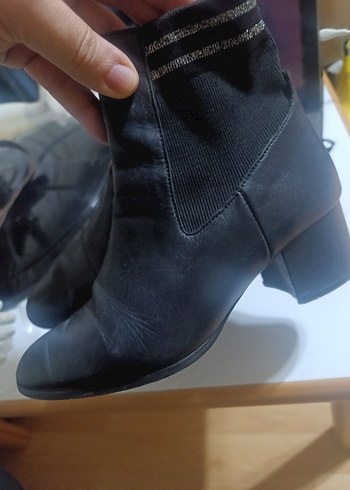 Kadın Siyah Deri Topuklu Bot - Görsel 3