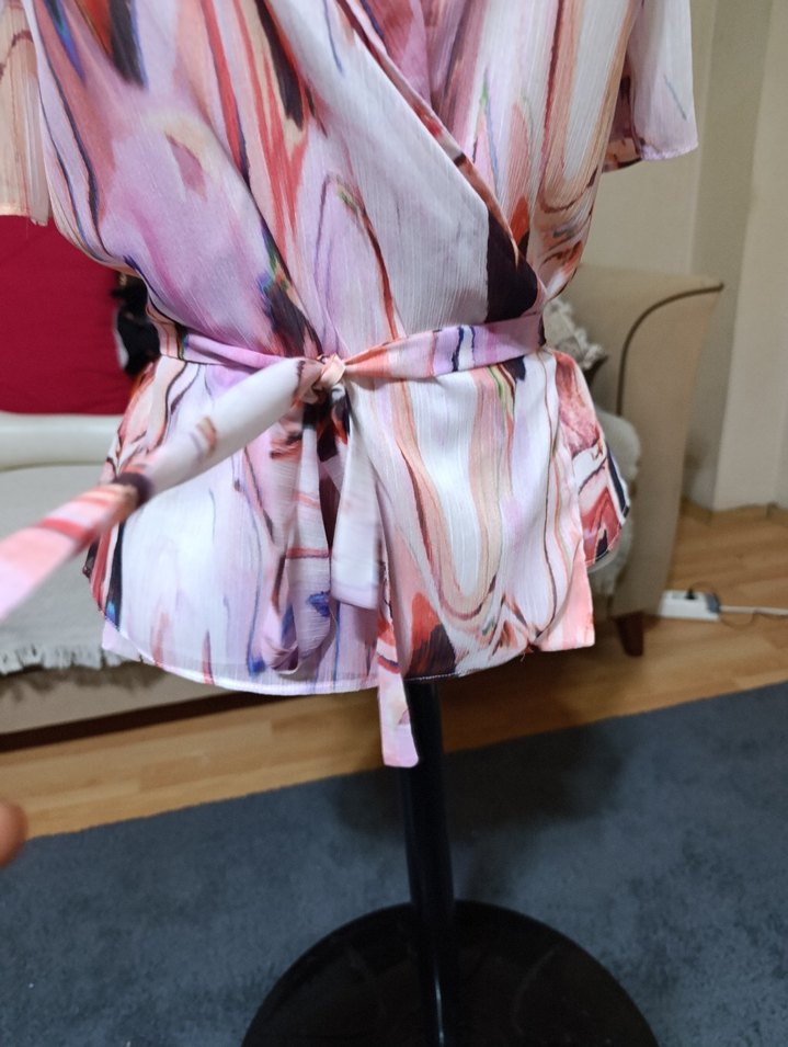 Pembe Bağlamalı Kısa Kollu V Yaka Şifon Bluz - Görsel 4