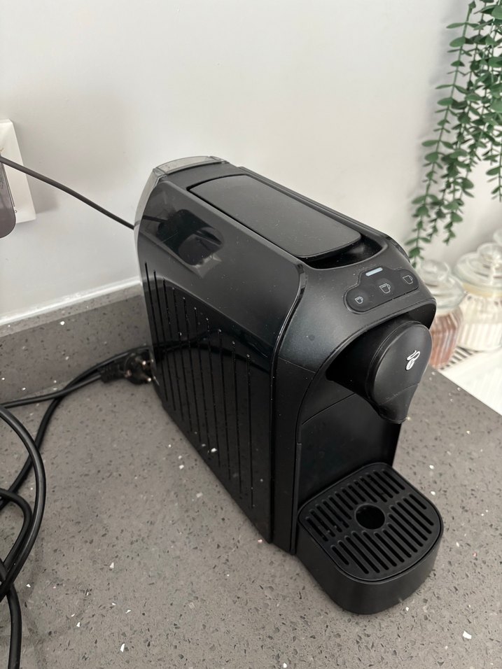 Tchibo Siyah Kapsül Kahve Makinesi - Görsel 2