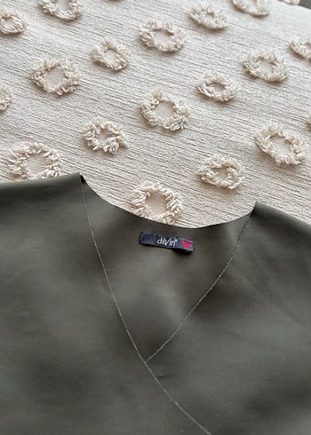 Haki Yeşili V Yaka Kadın Bluz - Görsel 2