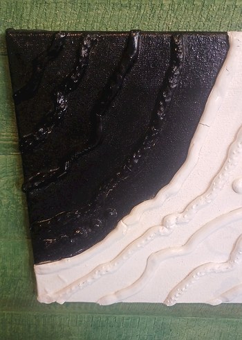 Beyaz ve Siyah Kabartmalı Tablo - Görsel 2