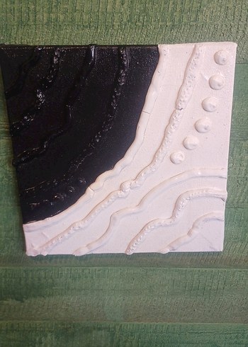 Beyaz ve Siyah Kabartmalı Tablo - Görsel 3