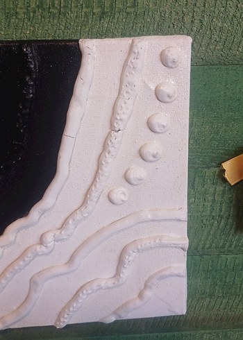 Beyaz ve Siyah Kabartmalı Tablo - Görsel 4