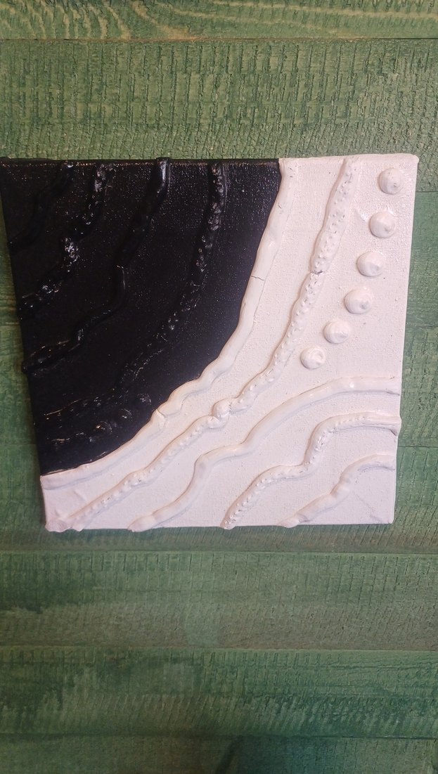 Beyaz ve Siyah Kabartmalı Tablo - Görsel 3