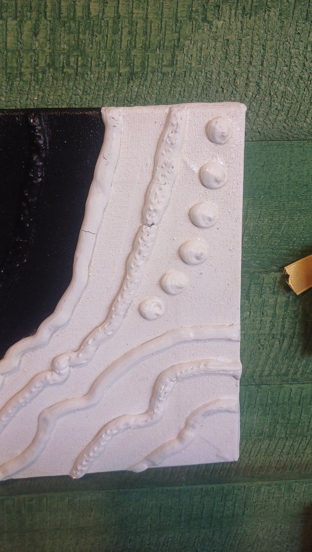 Beyaz ve Siyah Kabartmalı Tablo - Görsel 4