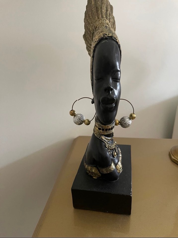 Altın Renkli Kadın Figürü ve Şamdan Mumluk - Görsel 2