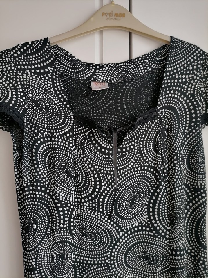 Desenli Gri Diz Altı V Yaka, Kısa Kollu - Görsel 2