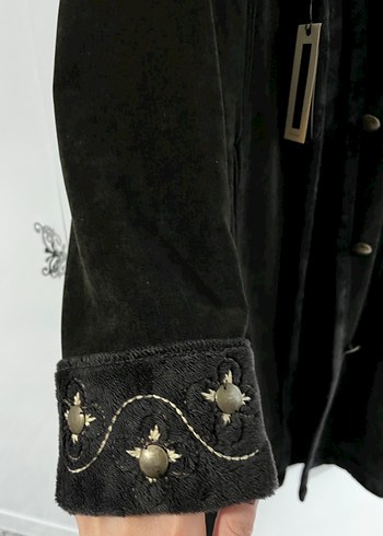Siyah Nakışlı Uzun Süet Kadın Kaban - Görsel 3