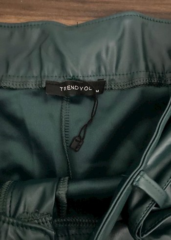 Kadın Parlak Yeşil Deri Mini Şort - Görsel 3