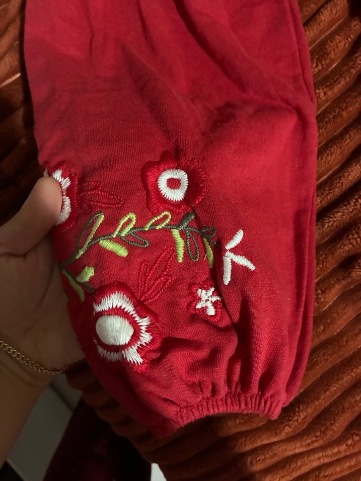 Nakışlı kırmızı kadın bluz temiz durumda - Görsel 2