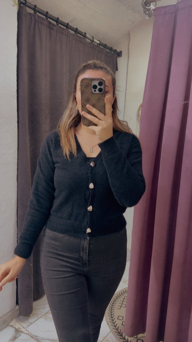 Düğmeli Siyah V Yaka Triko Hırka - Görsel 3